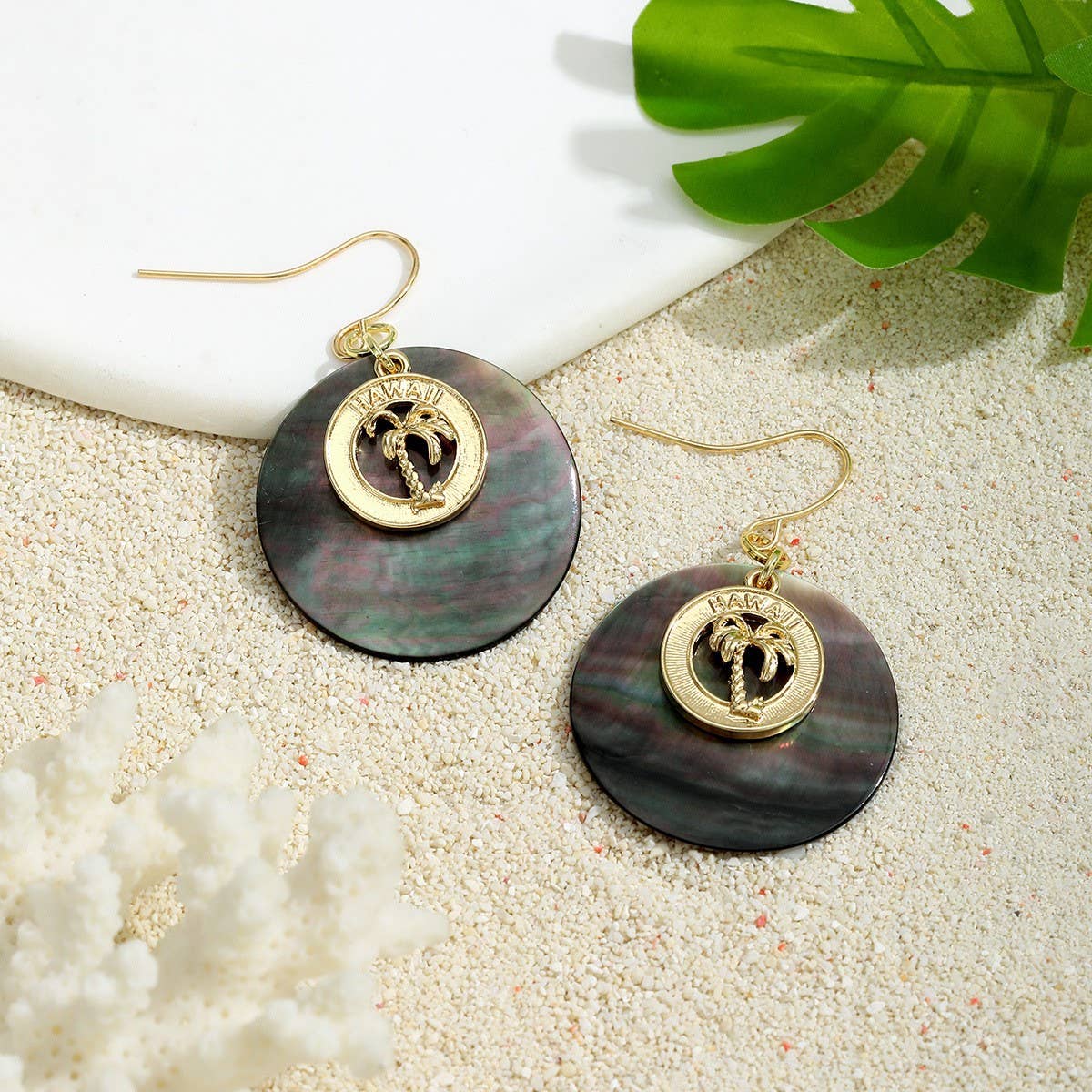 NATURAL BLACK SHELL DISC COCONUT TREE EARRINGS_CWMM4354