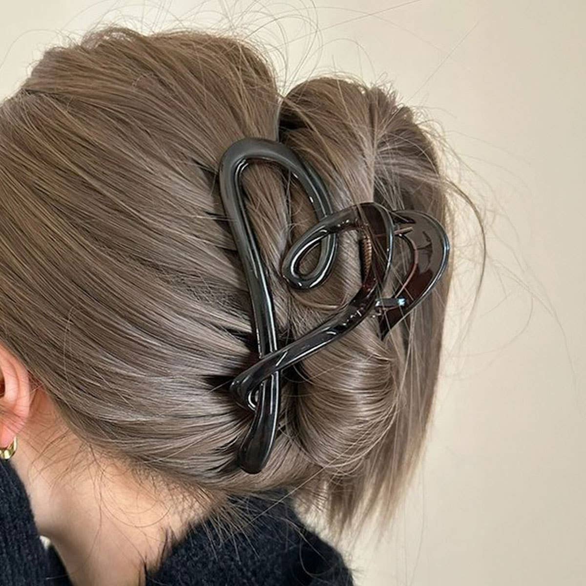 MATTE LOVE HAIR CLIP WITH LETTER STYLISH CLAW_CWAHA1037