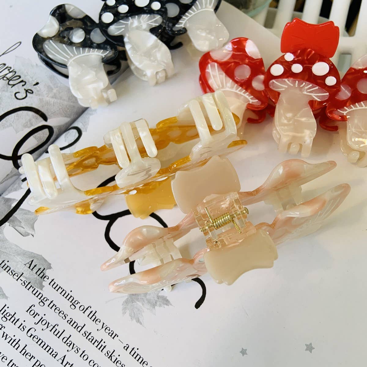 MUSHROOM ACETATE HAIR CLAW CUTE CLIP FOR GIRLS_CWAHA2146