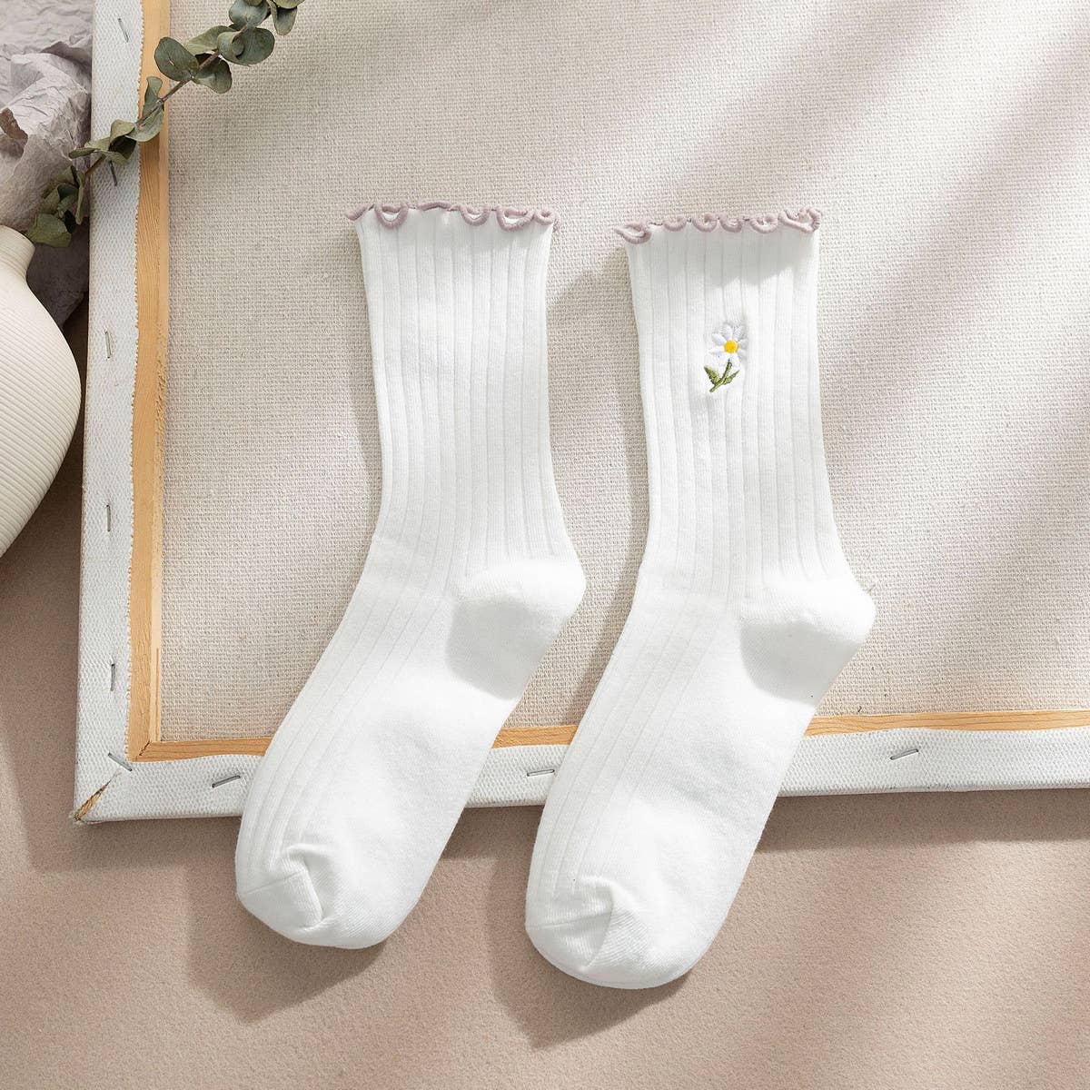 FLOWER EMBROIDERY CREW RUFFLE SOCKS WOMEN_CWMS0293