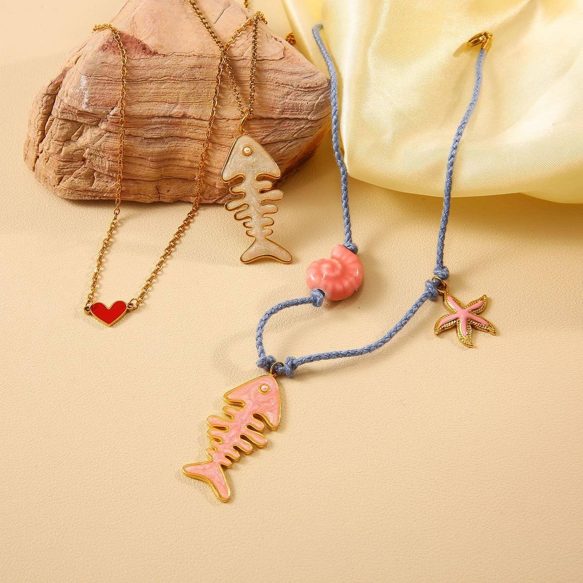 OCEAN STYLE FISH NECKLACE WITH SEA CHARMS_CWMM8806