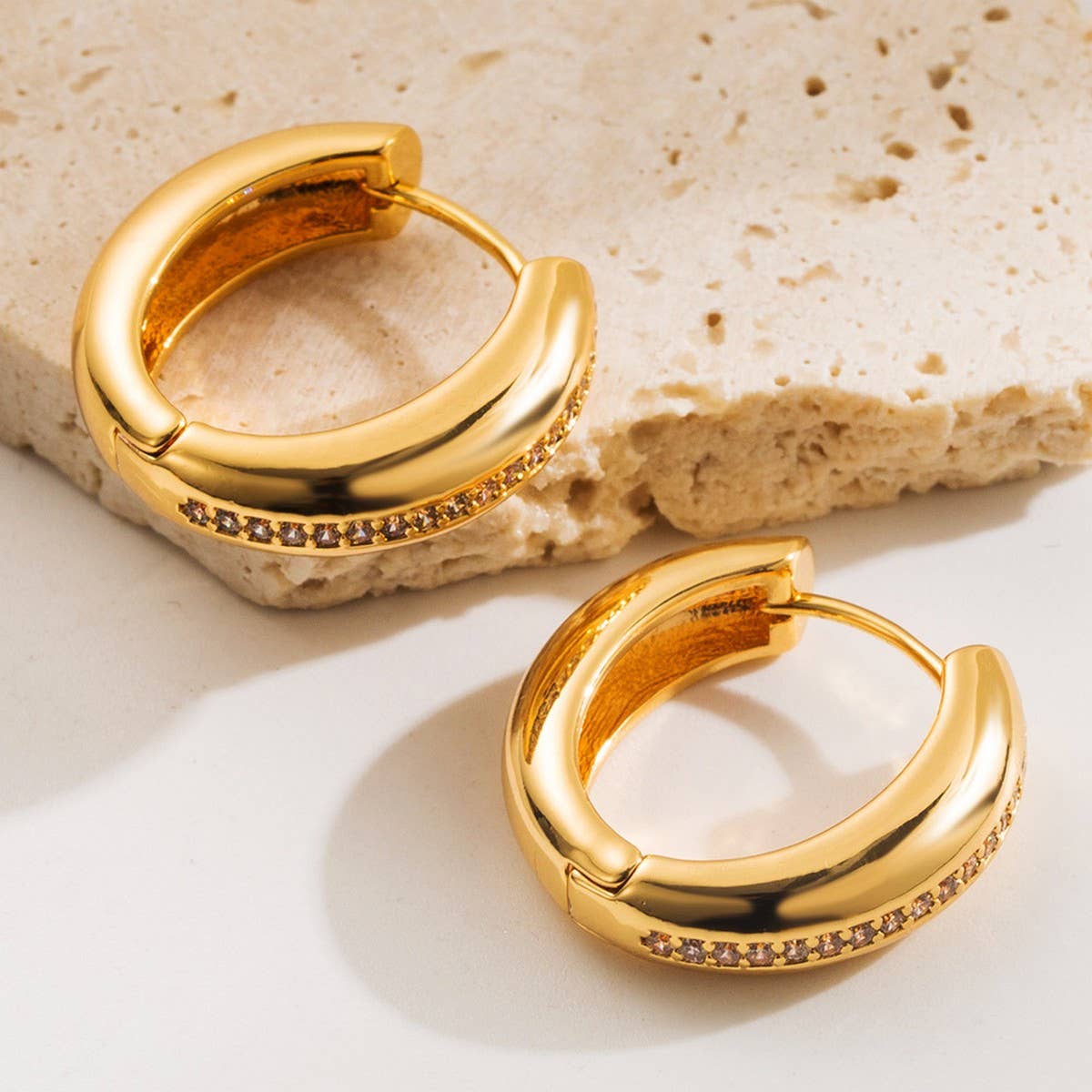 MINIMALIST GOLD PLATED HOOP EARRINGS FOR WOMEN_CWMM8530
