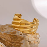 RETRO WAVE DESIGN 18K GOLD STEEL OPEN BANGLE_CWAJE4892