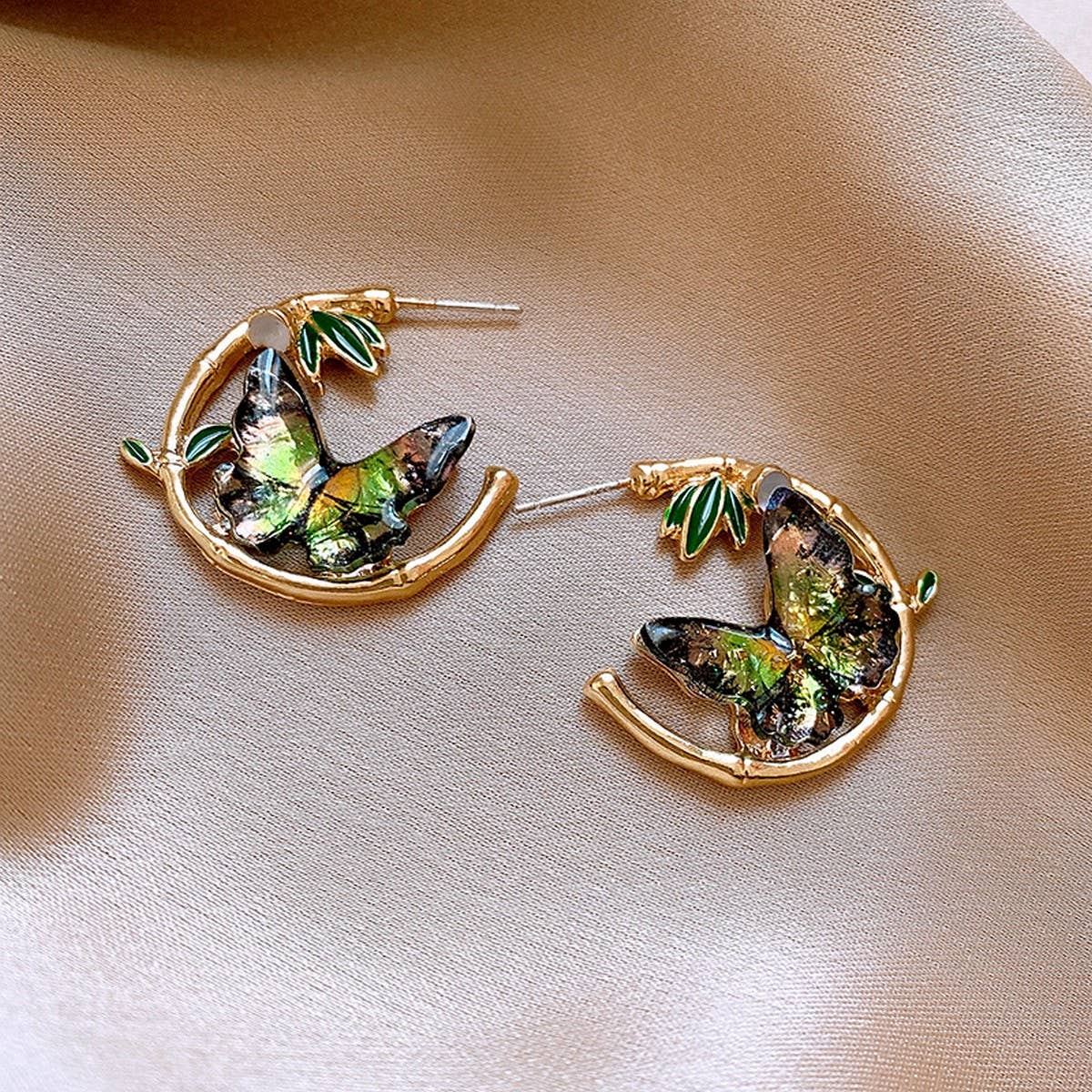 ROUND BAMBOO LEAF BUTTERFLY EARRINGS_CWAJE2349
