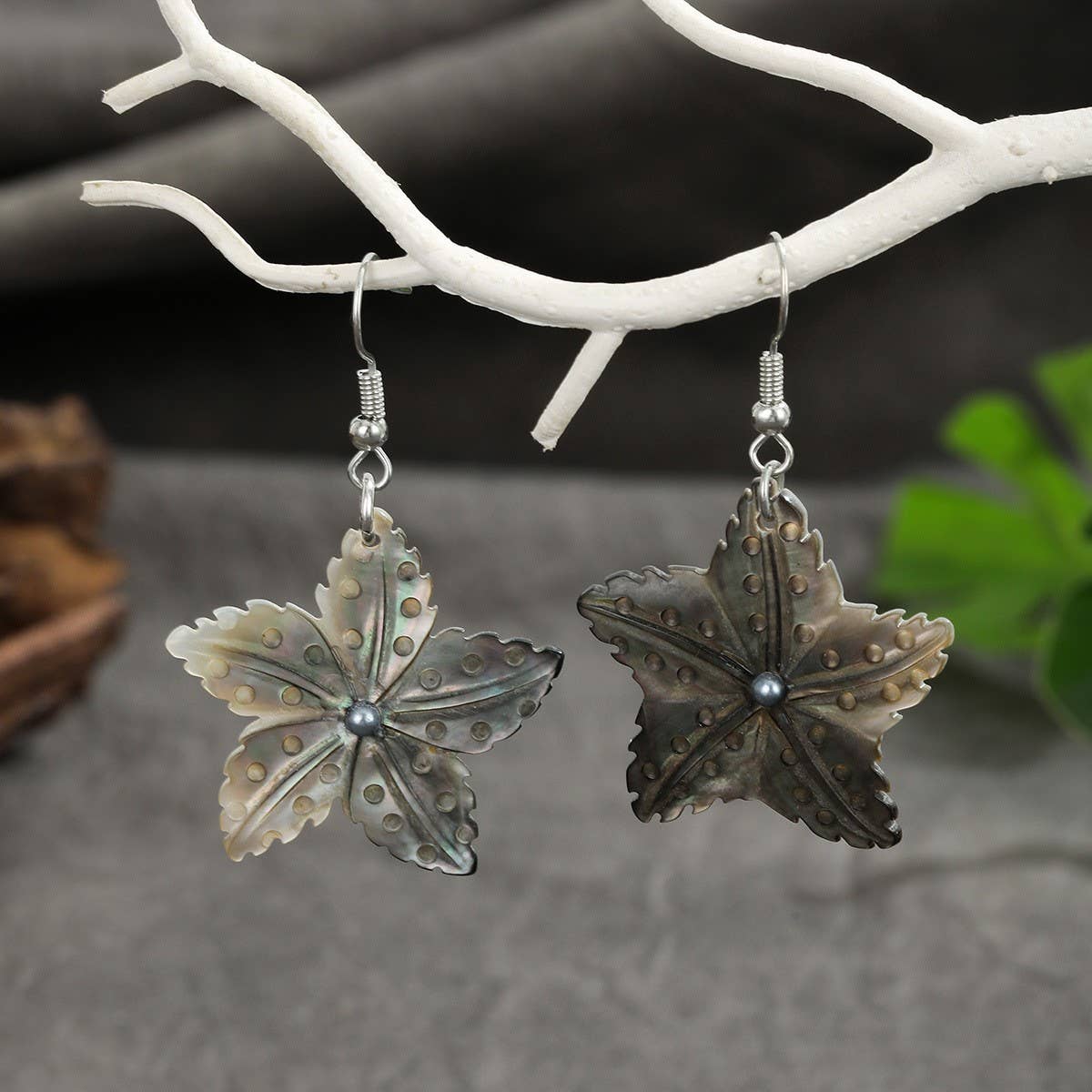 NATURAL BLACK SHELL STARFISH CARVING EARRINGS_CWMM4361