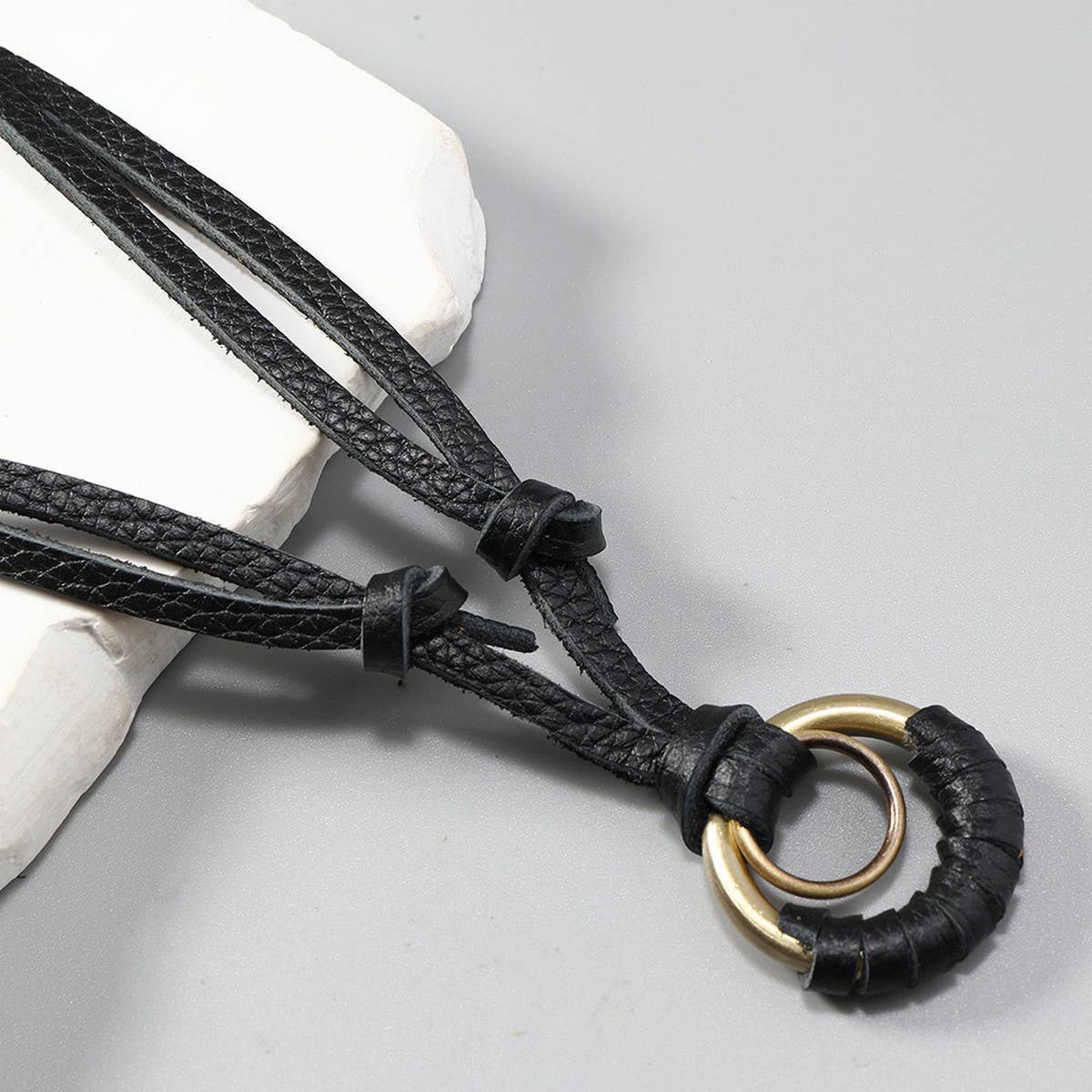 SIMPLE DOUBLE CIRCLE PENDANT COWHIDE NECKLACE_CWMM4607
