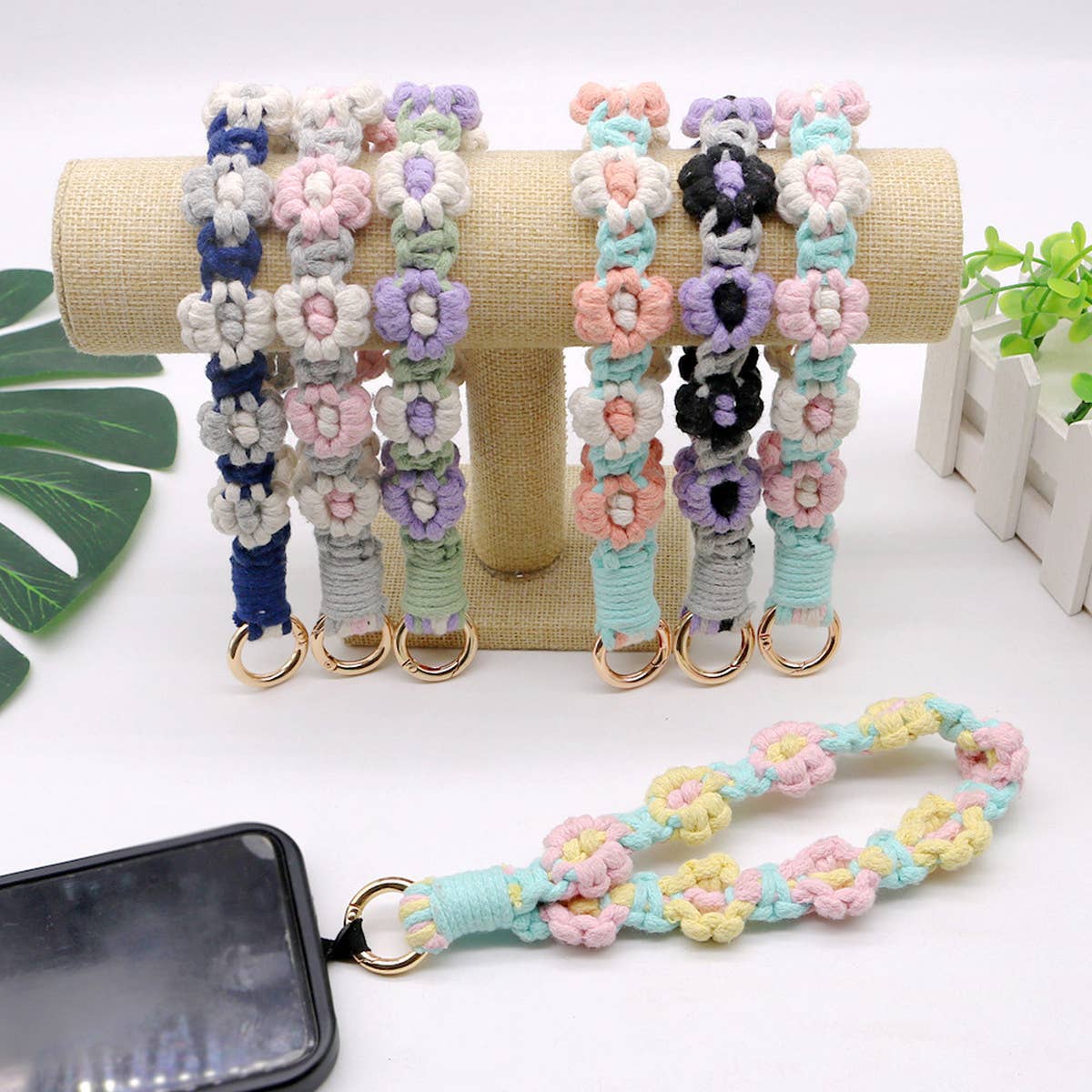 FLOWER DESIGN WOVEN KEYCHAIN_CWMM1567