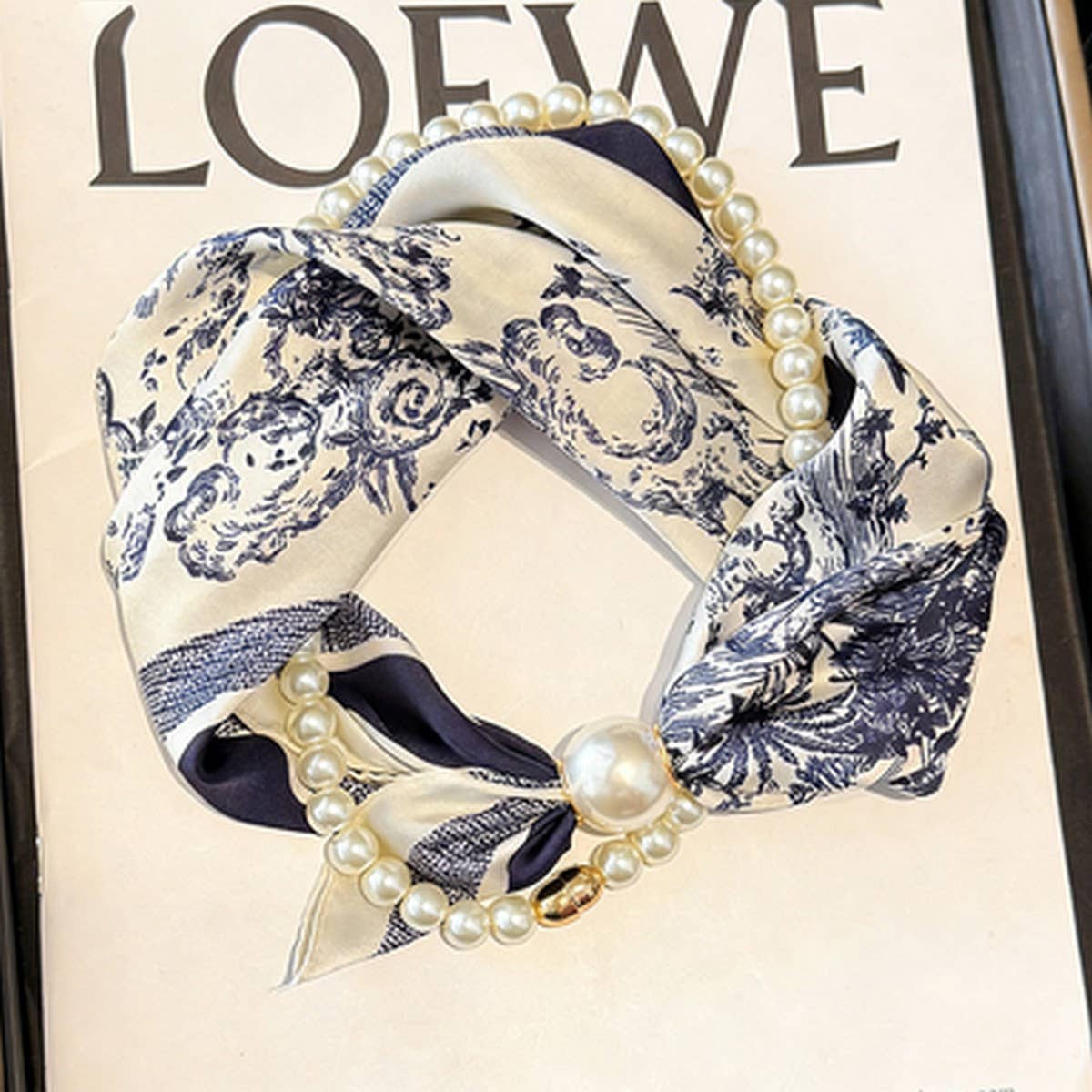 Ivory Pearl Magnetic Skinny Neck Scarf_Cwasc03933