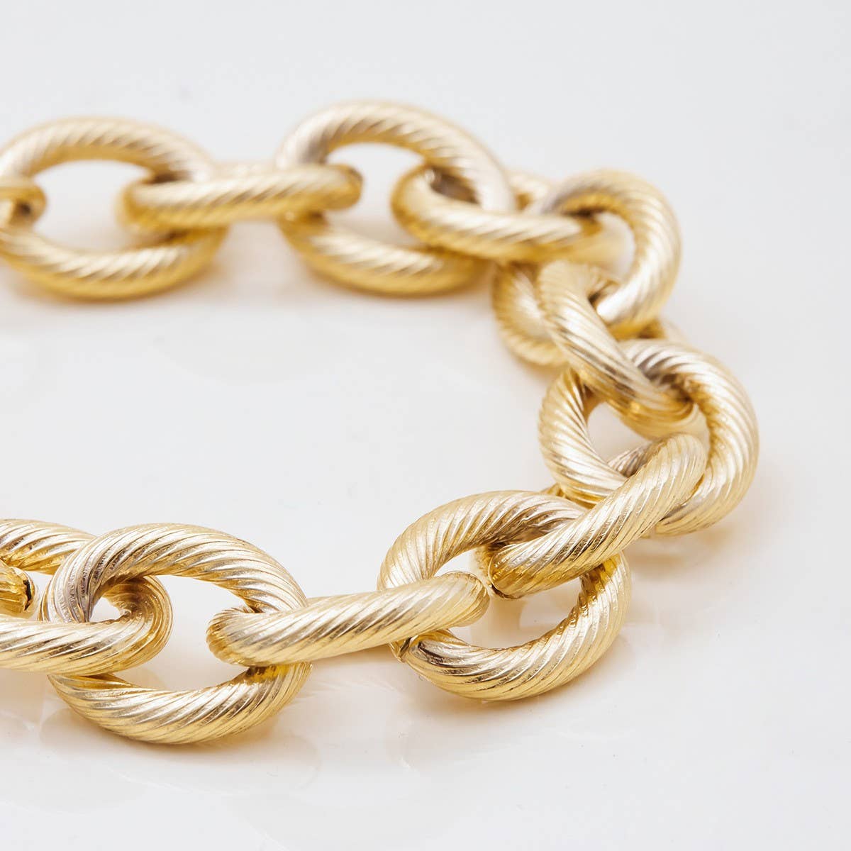 THICK RIBBED CROSS CHAIN BRACELET 18K GOLD STEEL_CWAJE4809