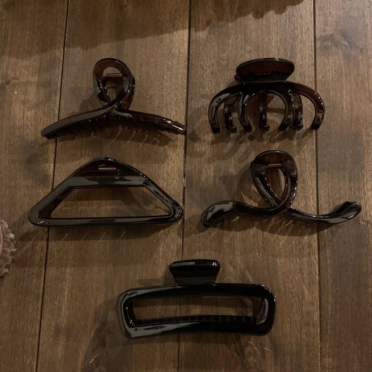 DARK TEA HAIR CLAW MINIMALIST SHARK CLIP FOR WOMEN_CWAHA3961