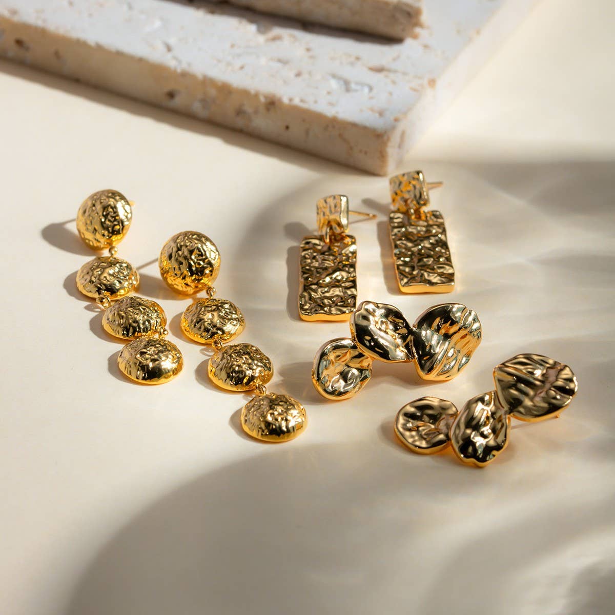 18K GOLD STAINLESS STEEL HAMMERED DROP EARRINGS_CWASC1645