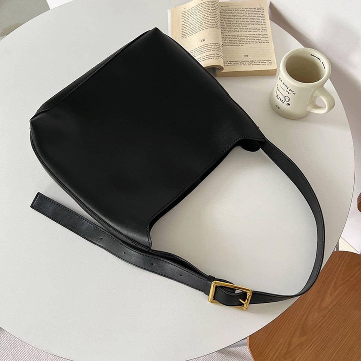 SIMPLE LEISURE BUCKET MESSENGER BAG_CWAB0964