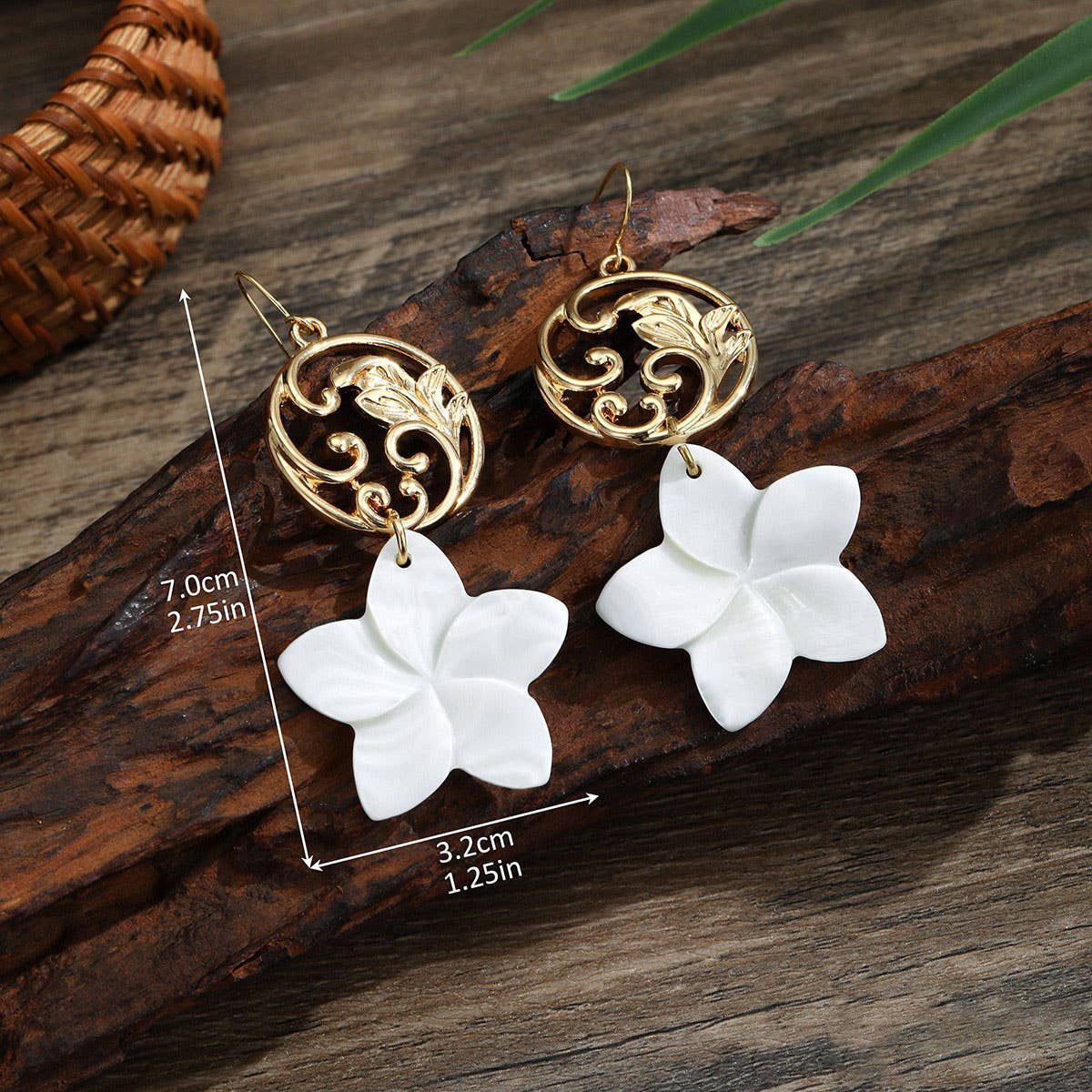 NATURAL FRESHWATER SHELL PLUMERIA EARRINGS_CWMM4326