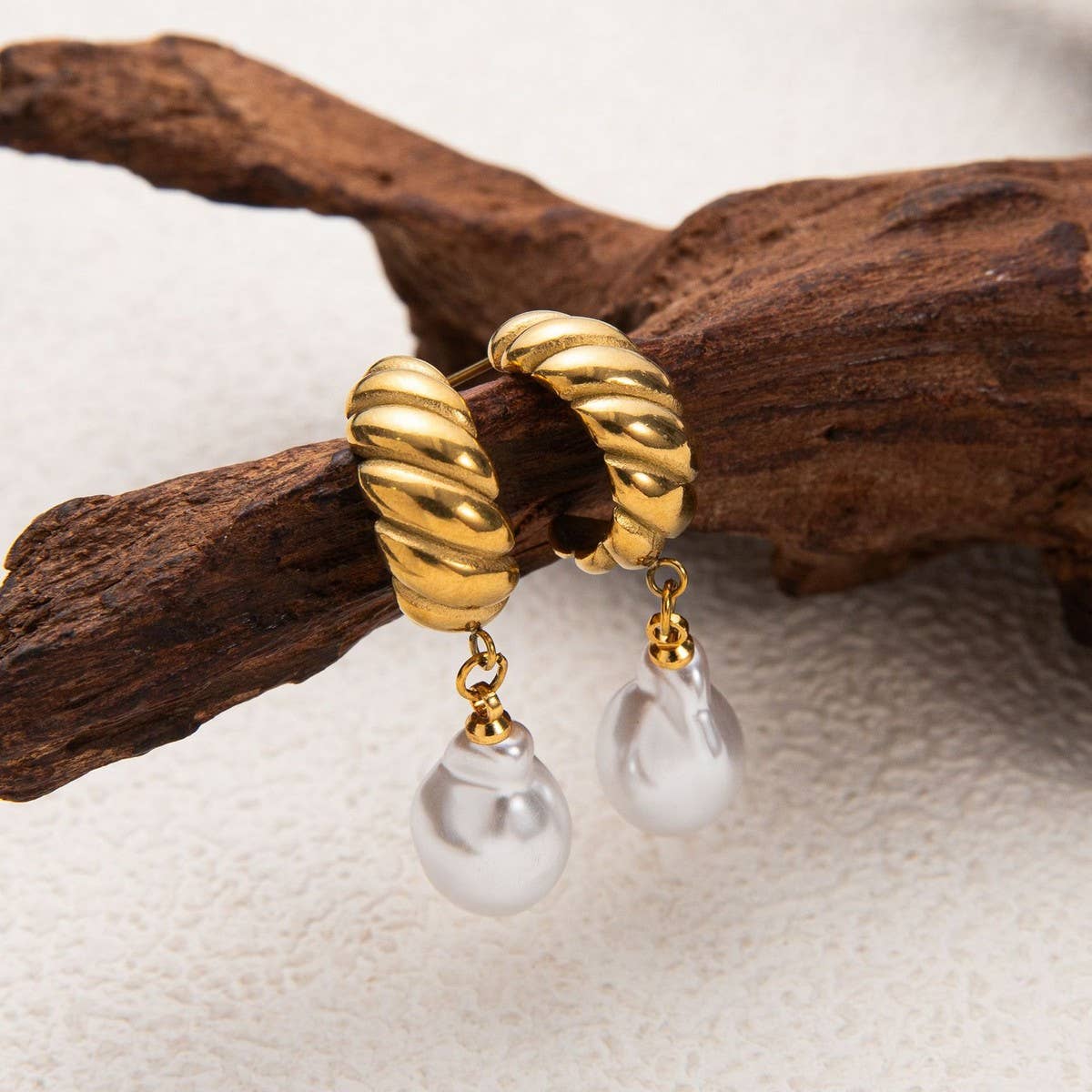 MINIMALIST IRREGULAR PEARL EARRINGS 18K GOLD STEEL_CWAJE5024