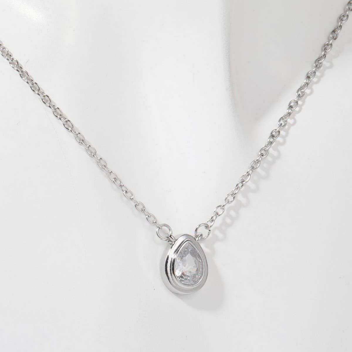 Zirconia Val Round Pendant Necklace_Cwmm5291
