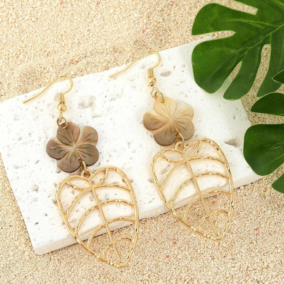 FASHION HOLLOW BLACK SHELL DISC CARVED EARRING_CWMM4367