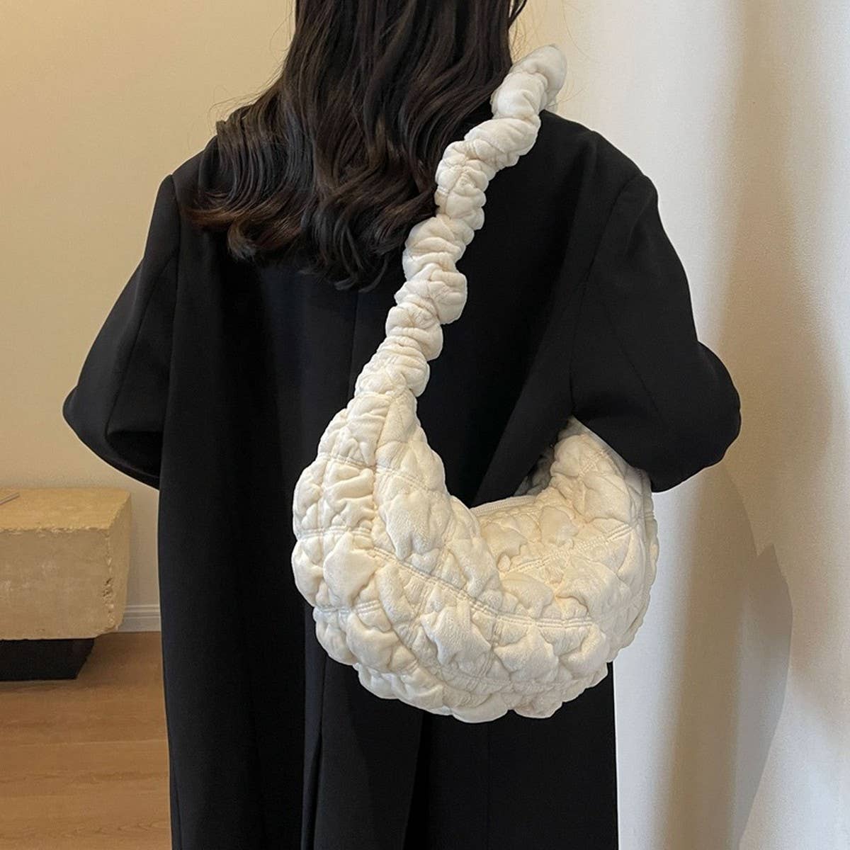 LARGE PUFFY VELVET CLOUD SHOULDER BAG_CUAB00492