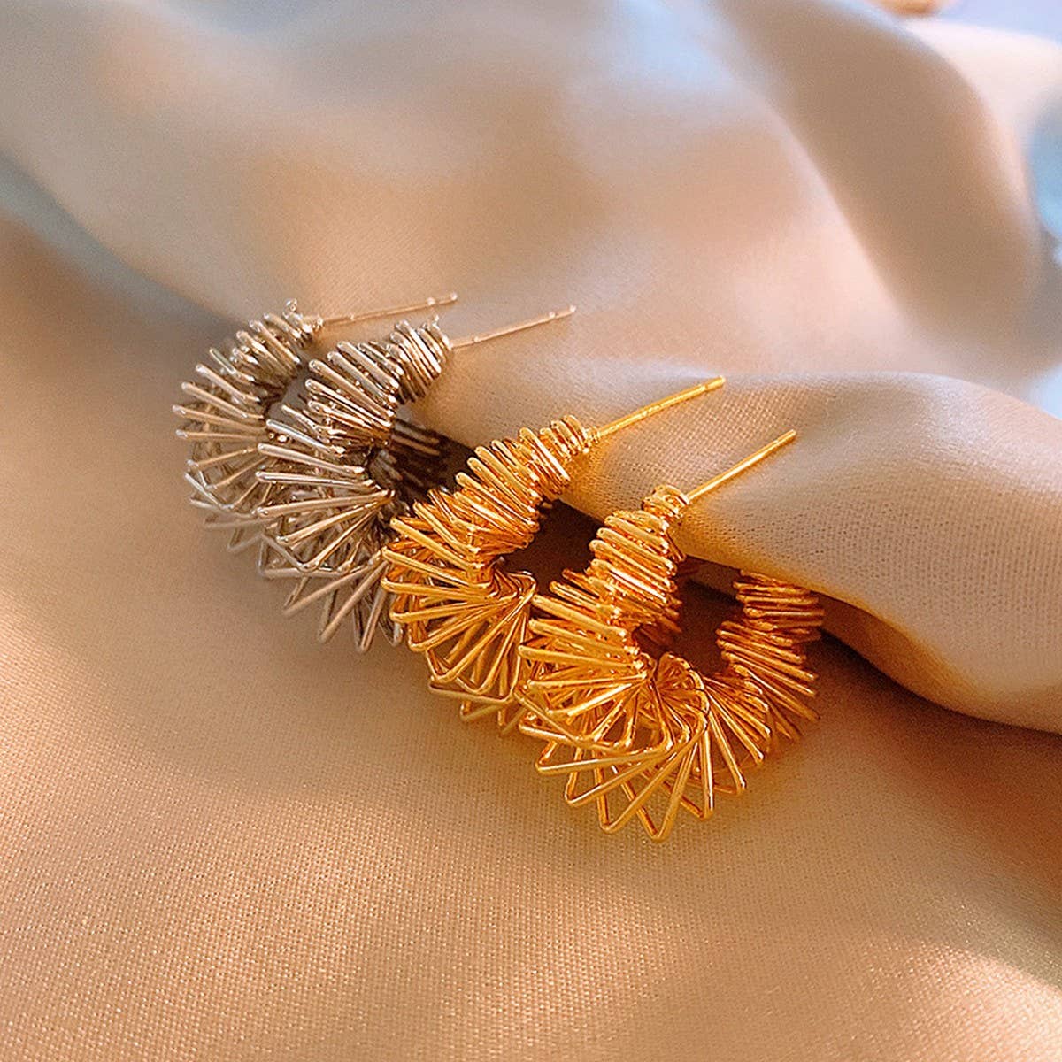 Twisted Hollow Shape Fashion Earrings_Cwasc1335