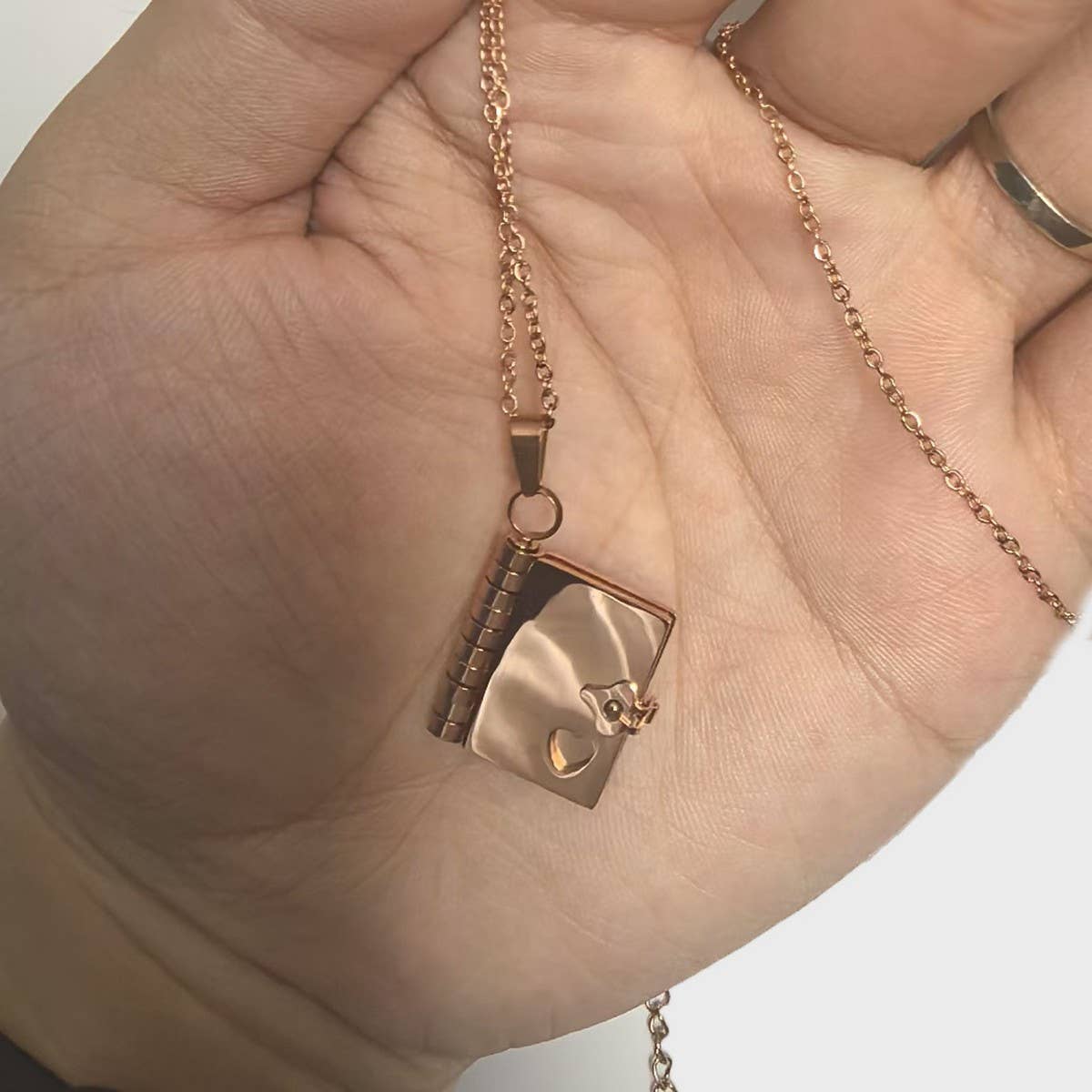 COUPLE OPEN AND CLOSE BOOK PENDANT NECKLACE_CWMM5692