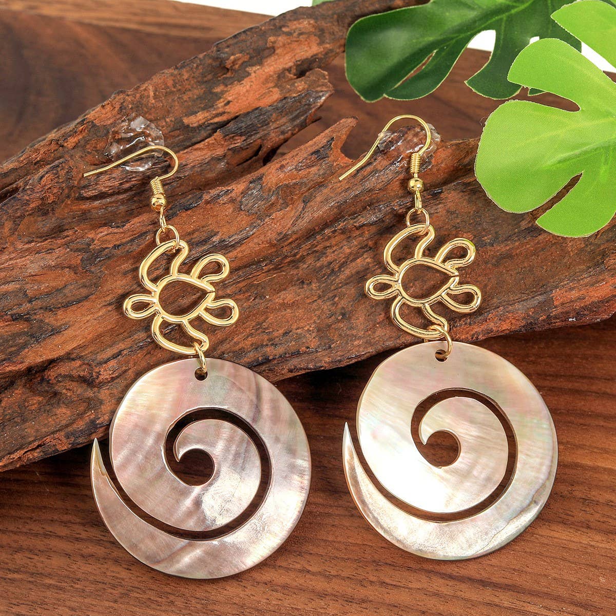 FASHIONABLE DESIGN NATURAL BLACK SHELL EARRINGS_CWMM4363