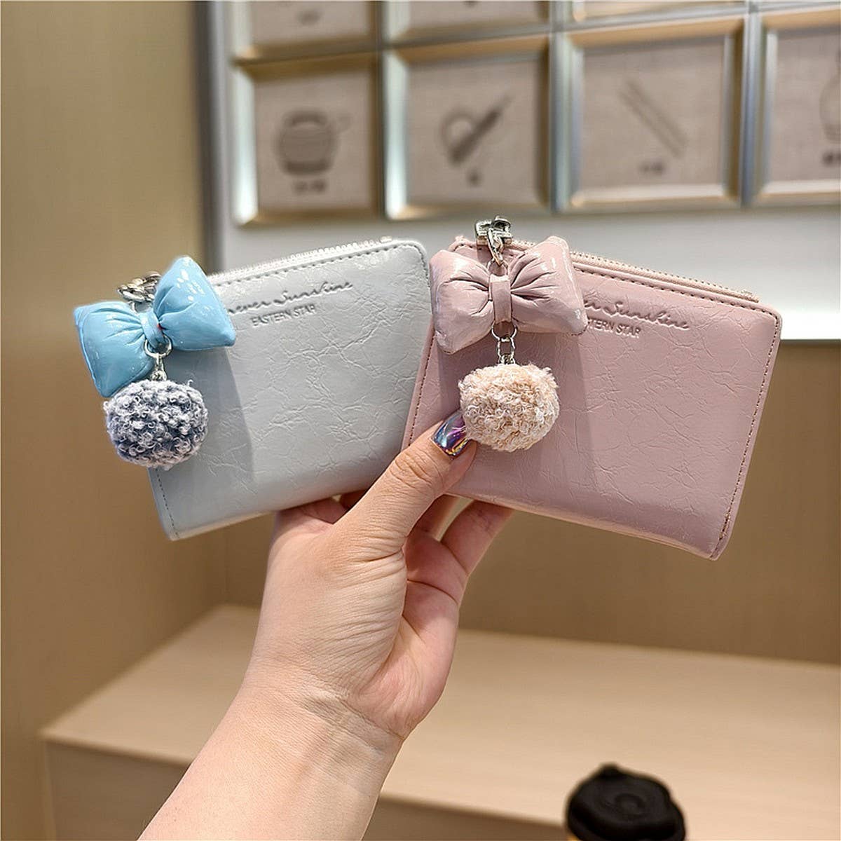 Textured Bow Pendant Bifold Wallet_Cwab06235