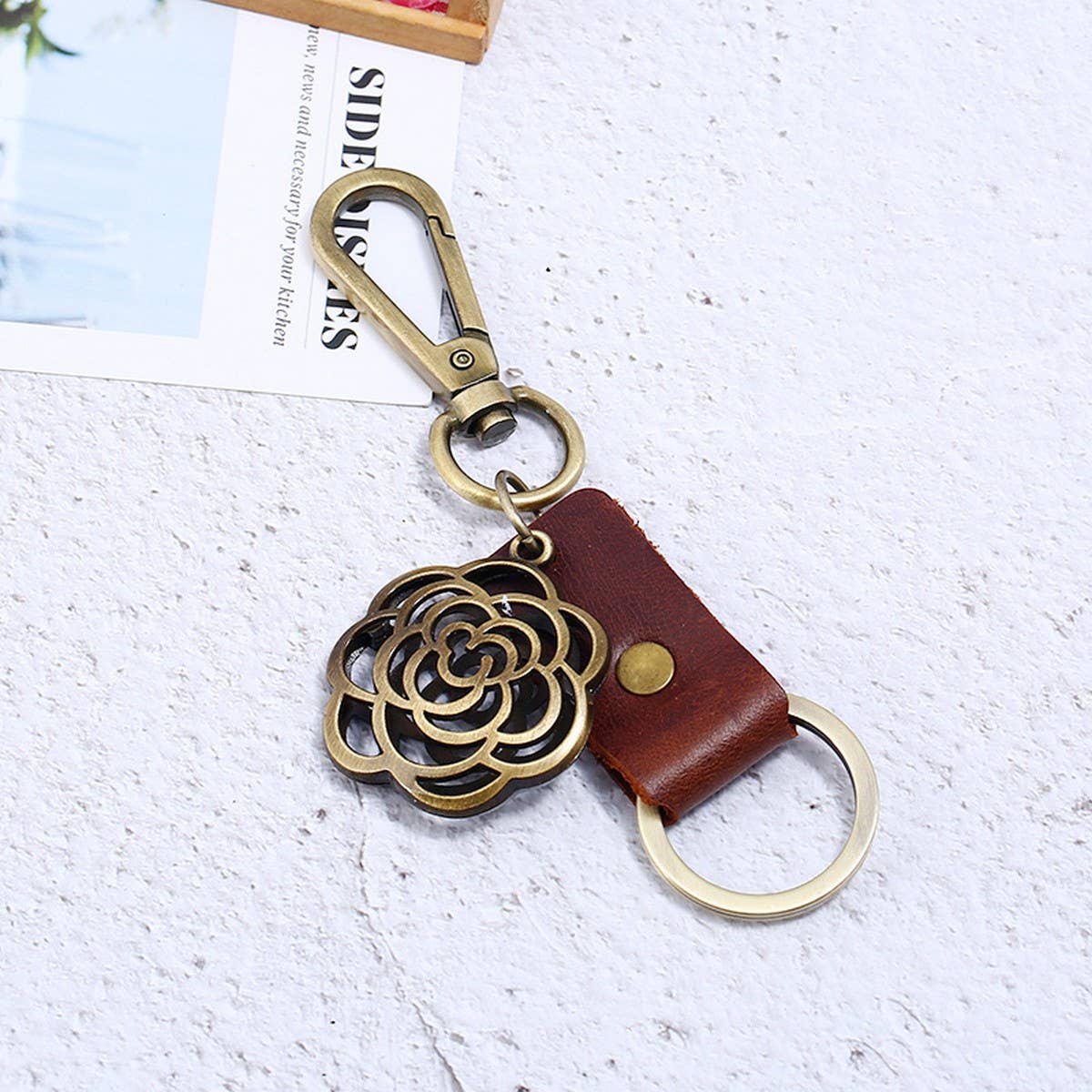 CREATIVE BRONZE ROUND FLOWER COWHIDE KEYCHAIN_CWMM5039