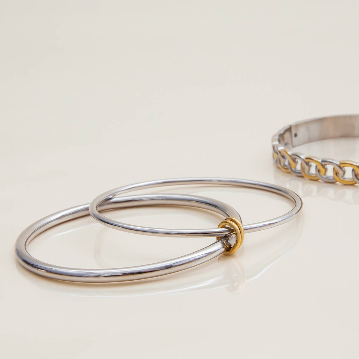 CLASSIC TWO TONE DOUBLE RING BANGLE 18K GOLD_CWAJE4823