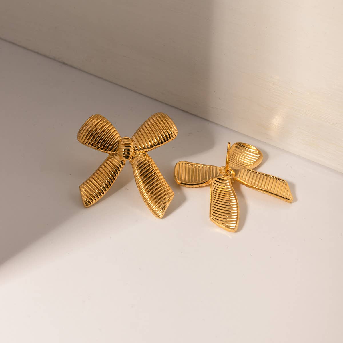STAINLESS STEEL STRIPED BOW EARRINGS_CWAHA0890