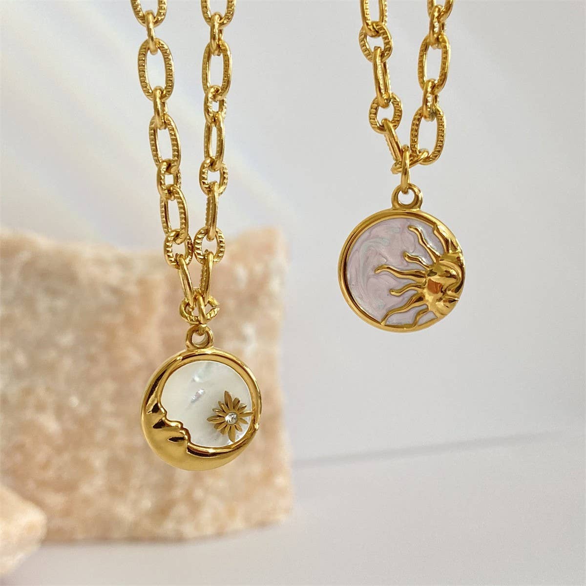 SUN MOON ROUND NECKLACE_CWAJE1586