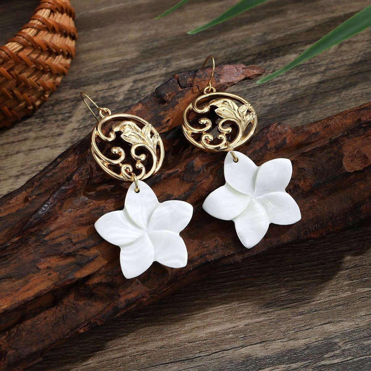 NATURAL FRESHWATER SHELL PLUMERIA EARRINGS_CWMM4326