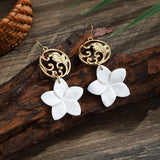 NATURAL FRESHWATER SHELL PLUMERIA EARRINGS_CWMM4326