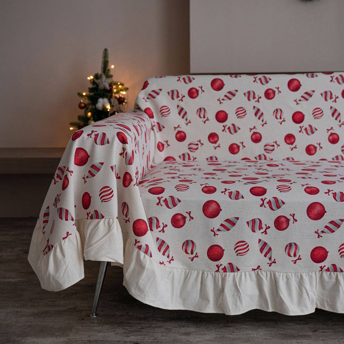 CHRISTMAS PRINT RUFFLED RETRO SOFA THROW_CWMM1657