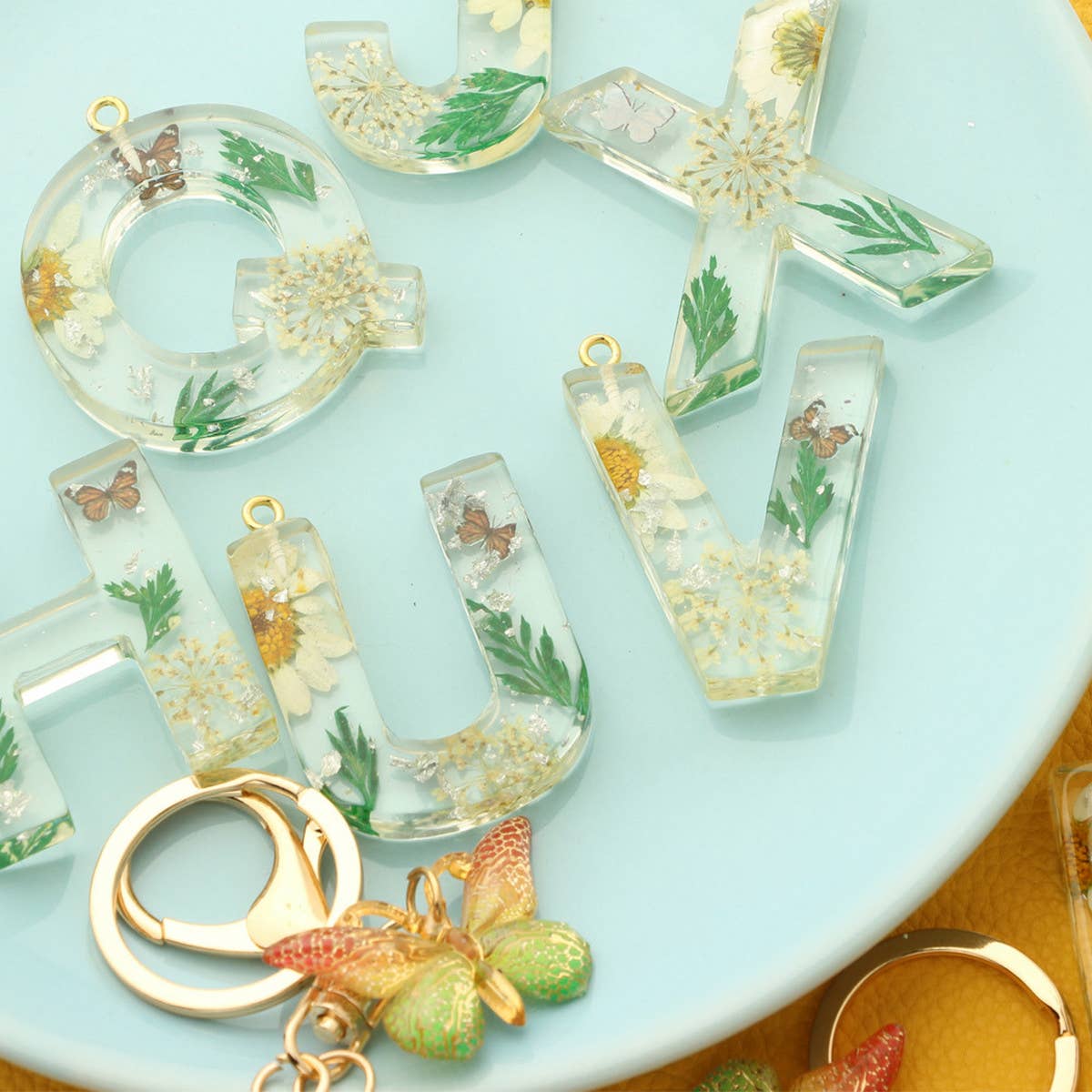 DRIED FLOWER PRINTED LETTER KEYCHAIN_CWMM1305