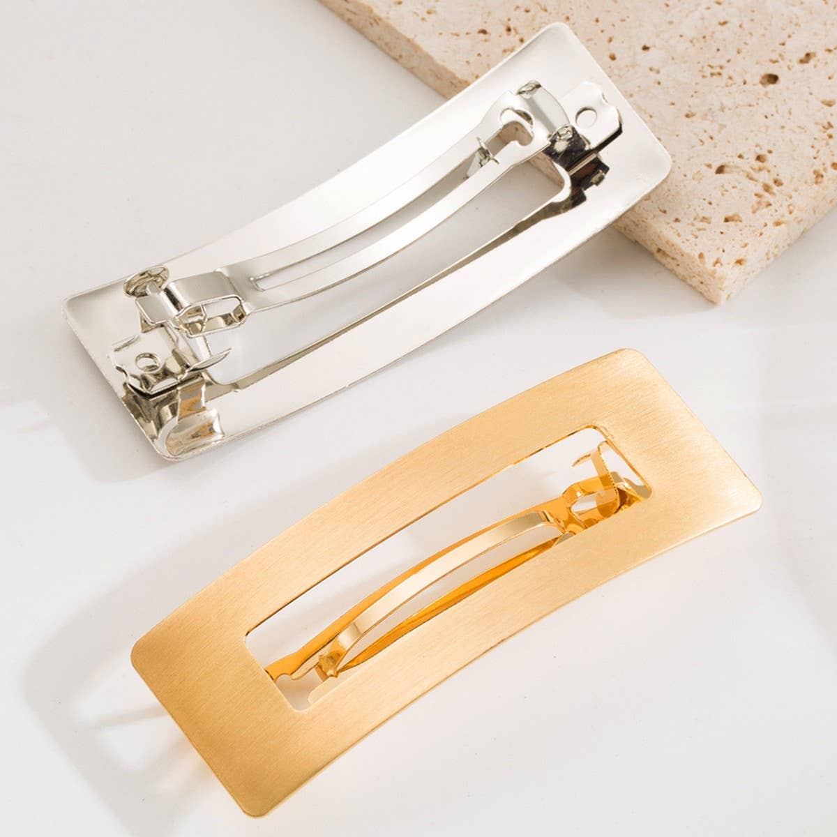 MINIMALIST METAL BOW HOLLOW RECTANGLE SPRING CLIP_CWAHA6212