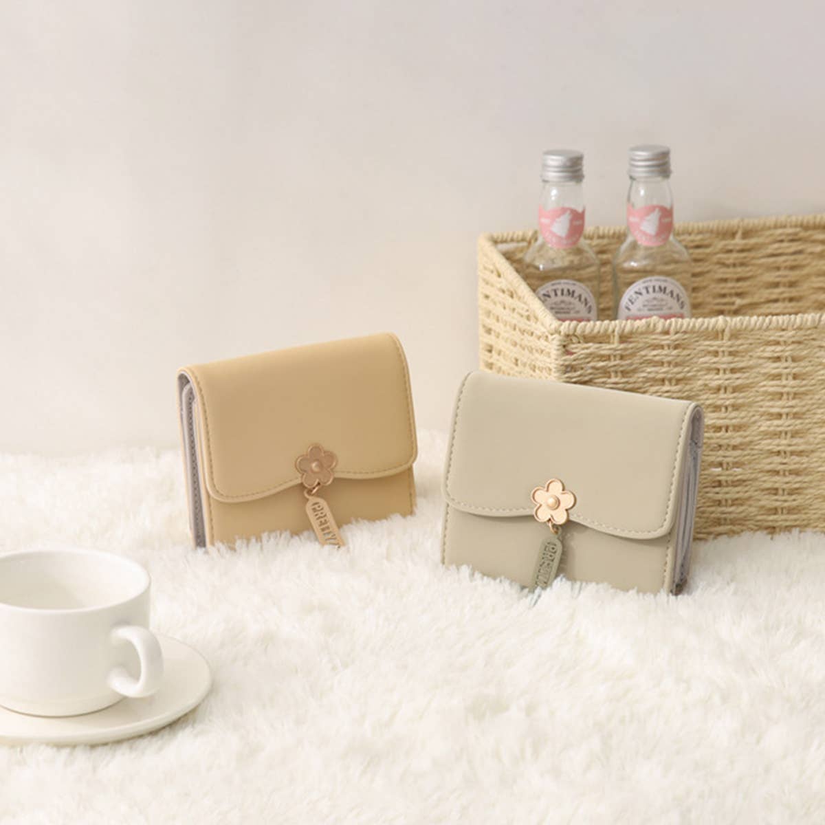 Minimalist Floral Pendant Trifold Wallet_Cwab06238