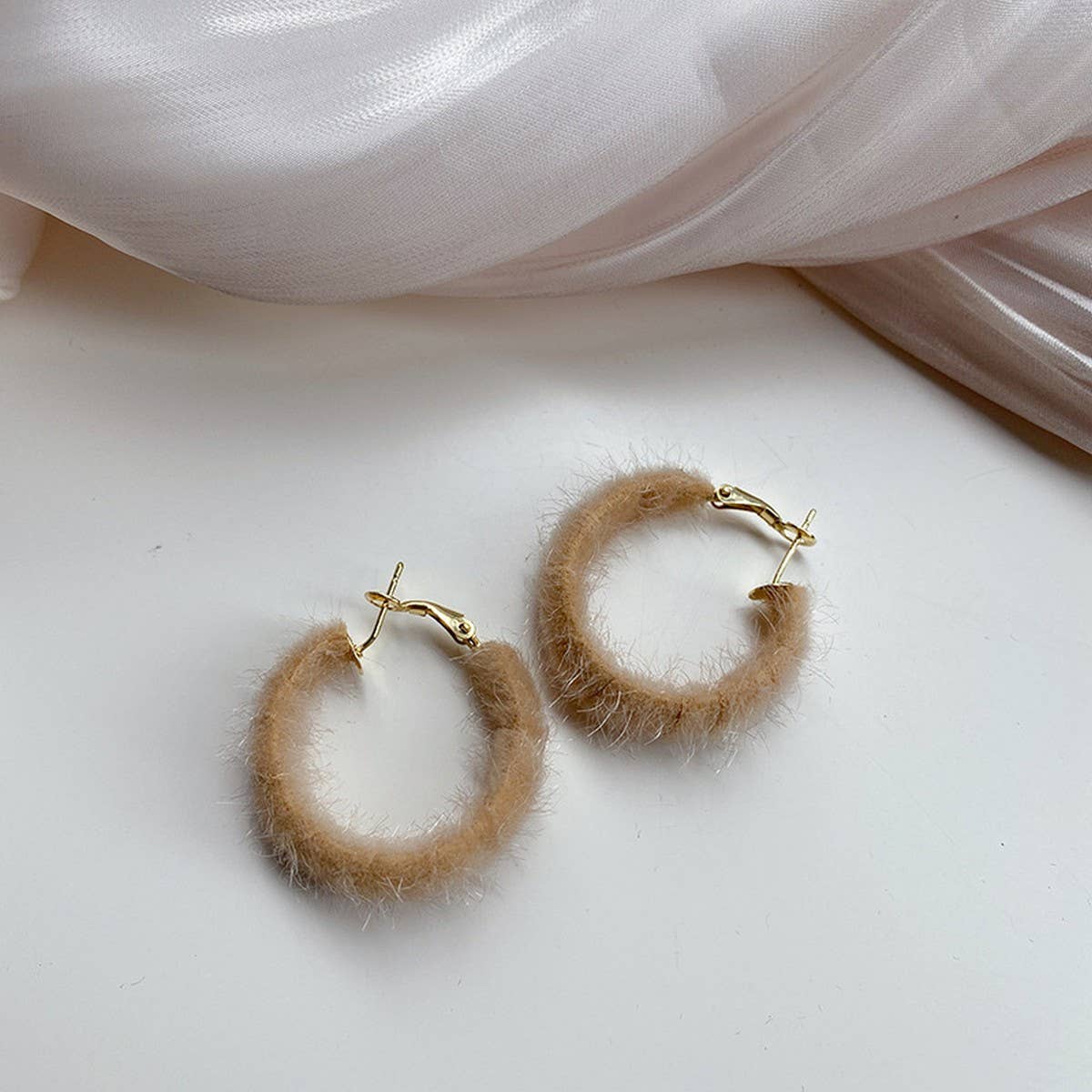 HONG KONG STYLE SHORT VELVET C HOOP EARRINGS_CWAJE2193