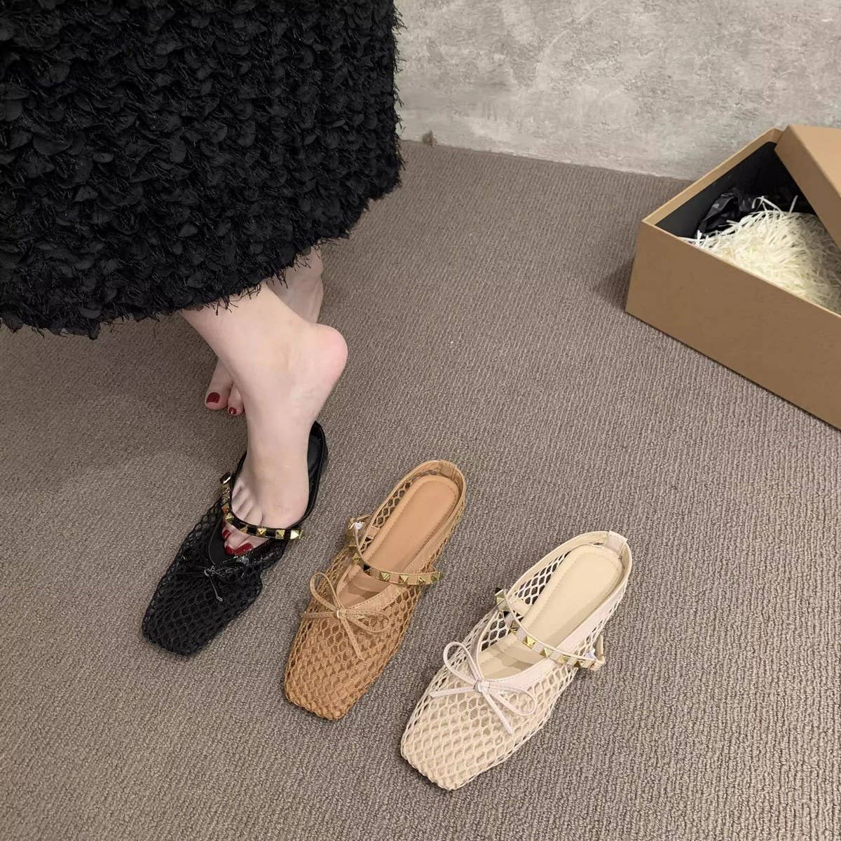 LOW HEEL MESH SANDALS WITH COVERED TOE_CWSHF0137