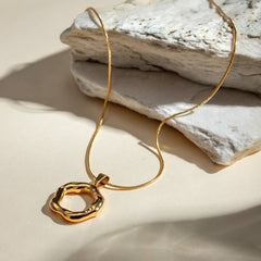 IRREGULAR HAMMERED ROUND SNAKE BONE NECKLACE_CWAJE1377