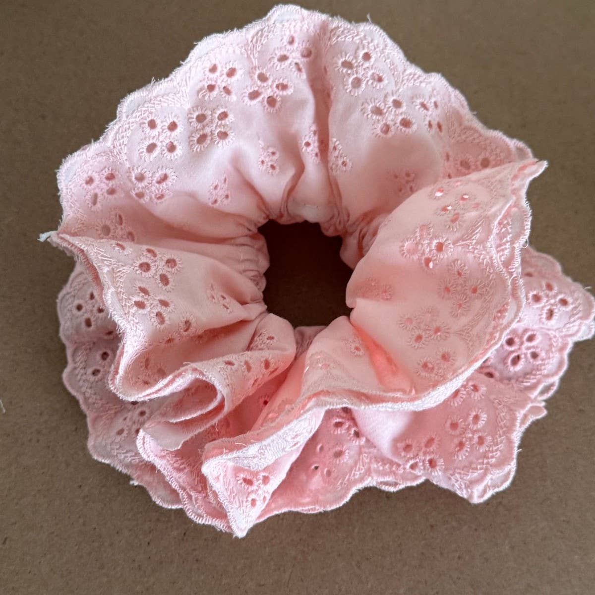 4 LAYER LACE FLORAL SCRUNCHIE WITH STRONG HOLD_CWAHA5520