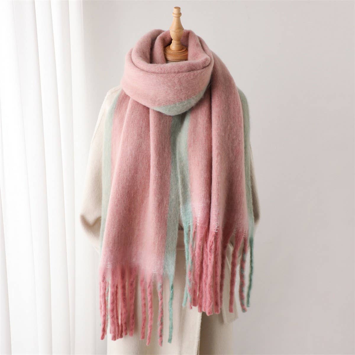 LOOPY YARN OMBRE SCARF WITH SOFT TASSELS_CWASC2741