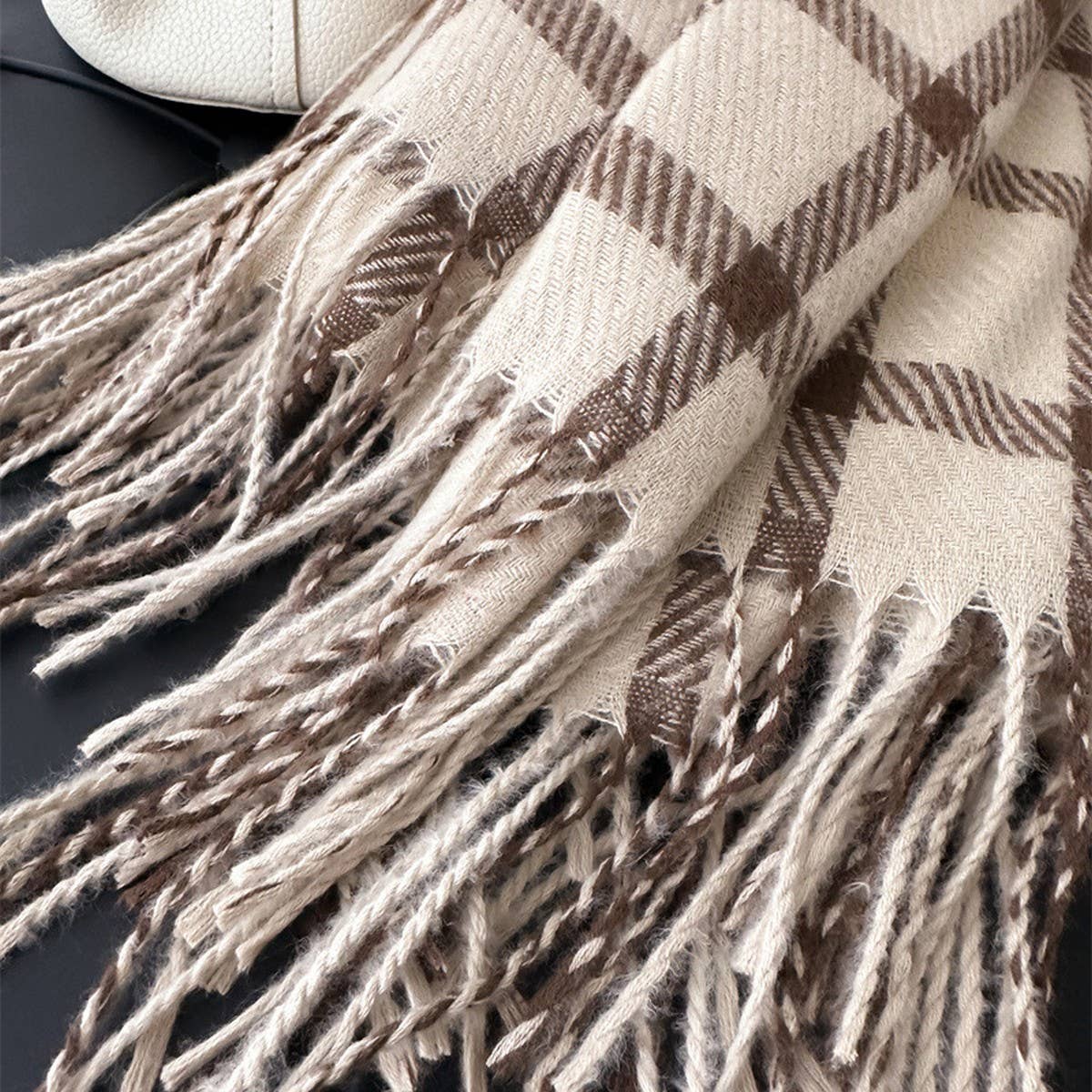 Warm Plaid Wrap Scarf With Soft Fringe Trim_Cwasc2747