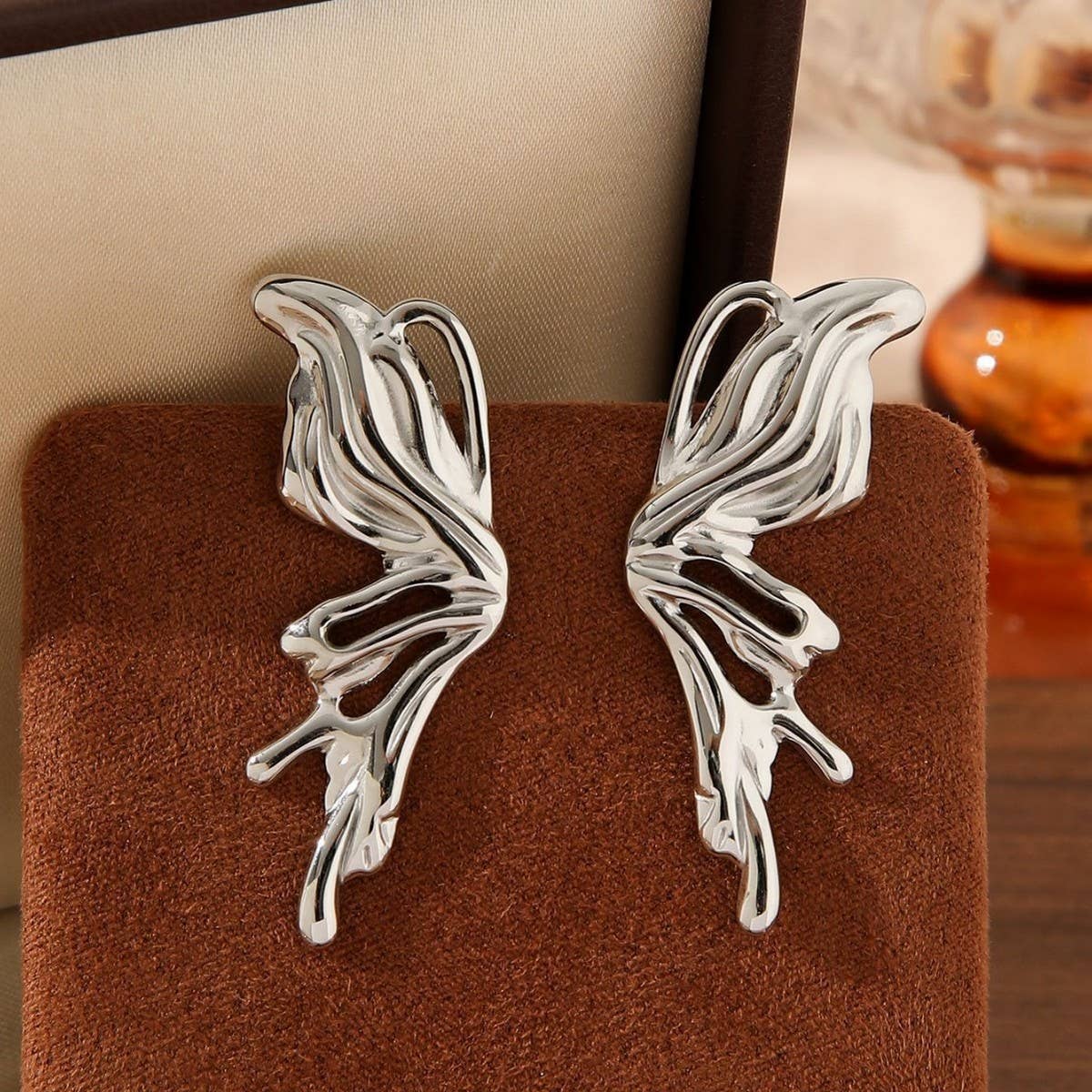 BUTTERFLY 3D 18K GOLD ASYMMETRICAL EARRINGS_CWMM3616