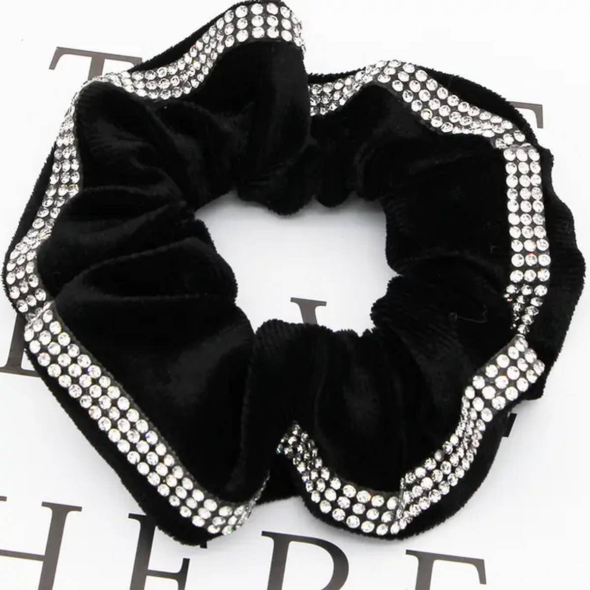 SOLID COLOR VELVET SCRUNCHIE_CWAHA0173