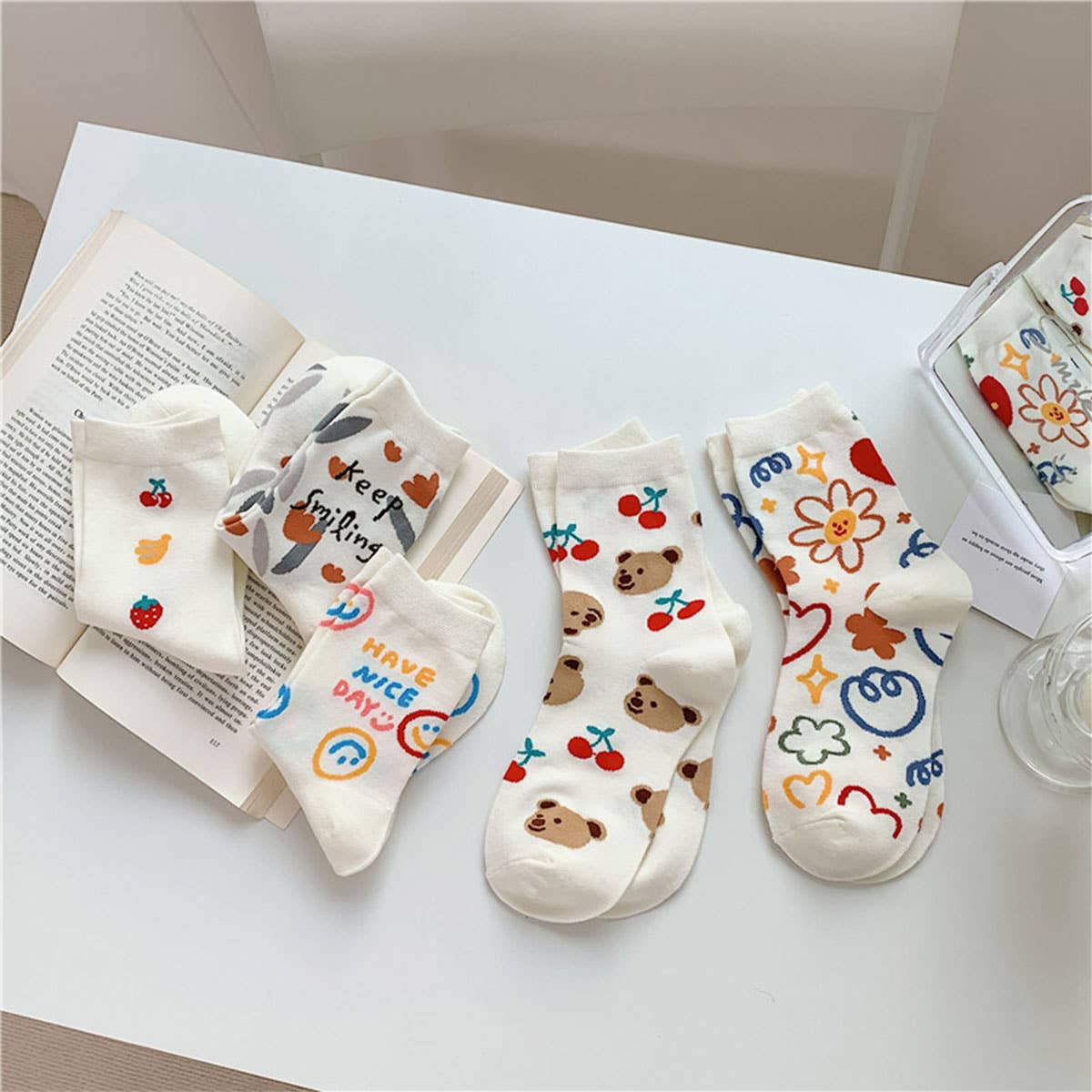MILKY WHITE DOODLE SMILEY PATTERN CREW SOCKS_CWMS0208