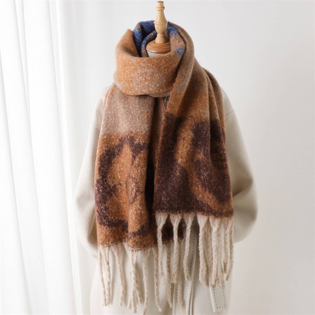 Vintage-Inspired Floral Wrap Scarf With Fringe_Cwasc2774