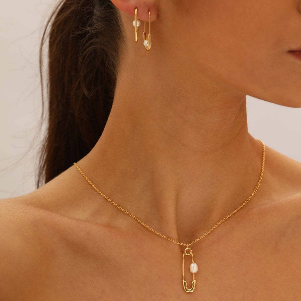 COPPER GOLD FRESHWATER PEARL PIN EARRINGS_CWAJE5098