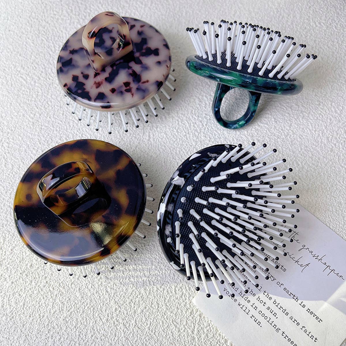 SIMPLE AND PORTABLE MASSAGE COMB_CWMM1083