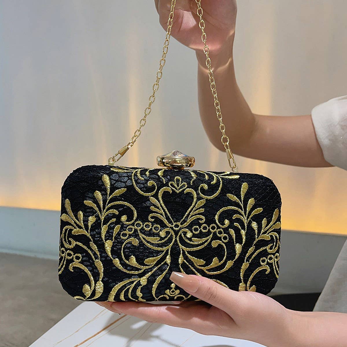 BLACK EMBROIDERED RETRO CLUTCH BAG_CWAB2529