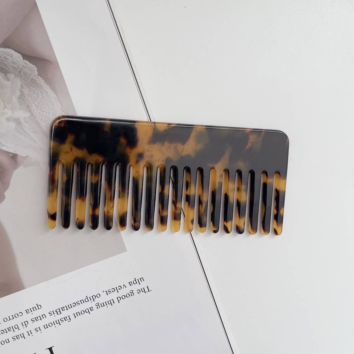 SIMPLE AND EXQUISITE PORTABLE COMB_CWMM1088