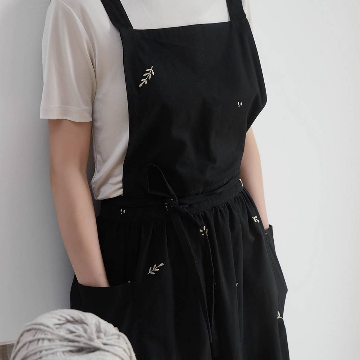 FLOWERS EMBROIDERED COTTON LINEN APRON WITH POCKETS_CWMM3290